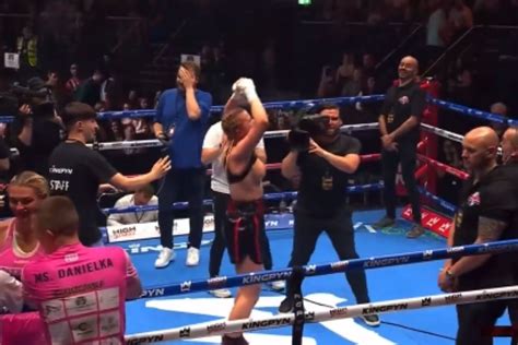 Kingpyn Boxing video: Daniella Hemsley flashes fans。